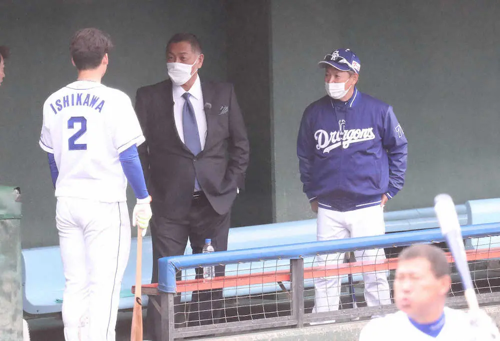 【画像・写真】＜中日北谷キャンプ＞石川昂（左）と話す清原氏（右は立浪監督、右手前は福留）（撮影・成瀬　徹）
