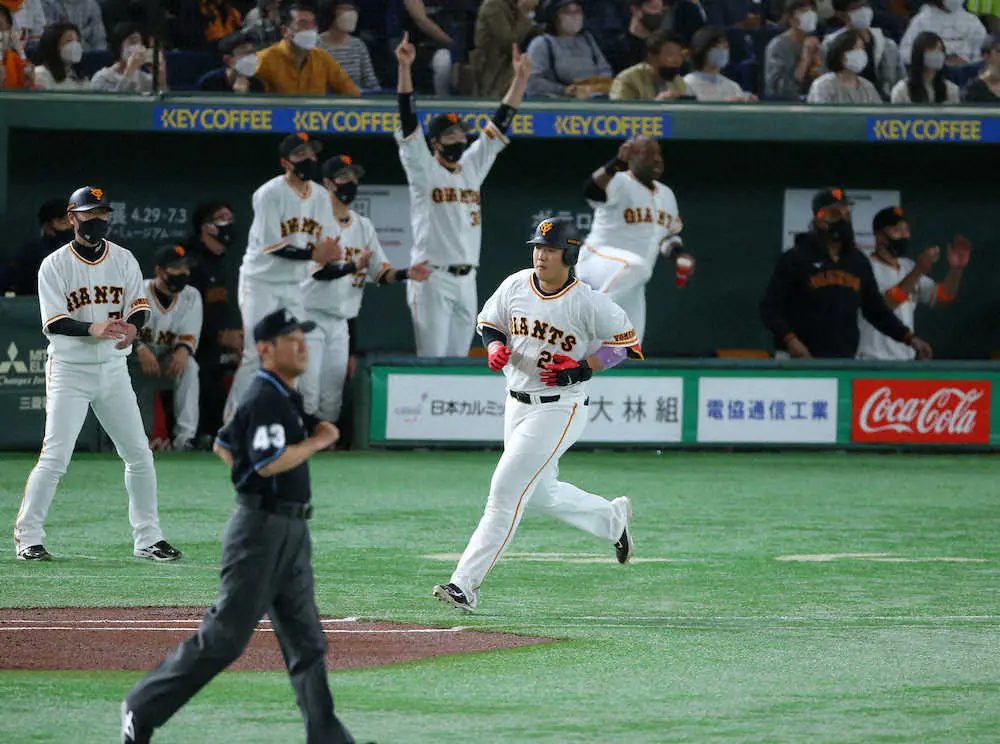 【画像・写真】巨人・岡本和　復帰の坂本に笑顔届ける今季1号！　2年連続2冠　さあ、今季もタイトルへ第一歩