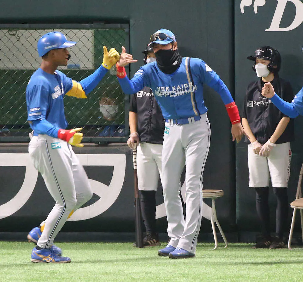 【画像・写真】日本ハム・万波　待望1号同点2ラン「最高！」　今季初先発起用に応える　BIGBOSSもバンザイ！