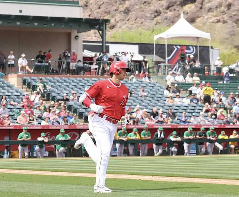 【画像・写真】大谷　1打席目に右前打　試合前から快音連発