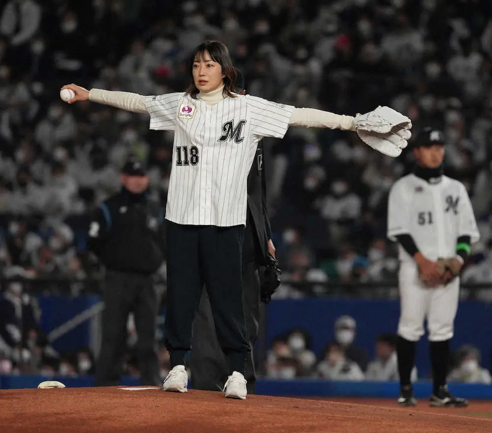 【画像・写真】ロッテ　菅野美穂が“美ノーバウンド”始球式　リニューアル球団歌は“美爆音”で披露
