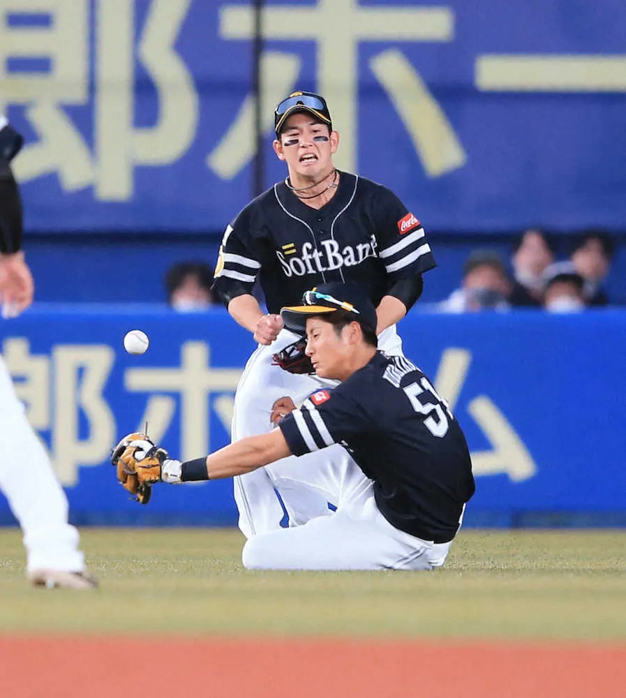 【画像・写真】ソフトバンク栗原が飛球を追い上林と激しく交錯　立ち上がれず担架で運ばれ交代…左膝関節付近痛め病院直行