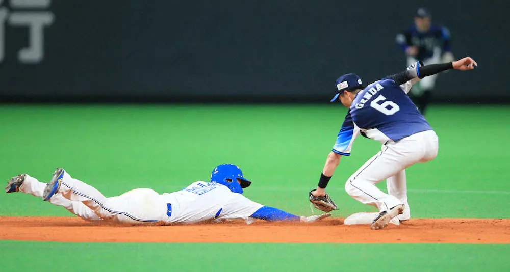【画像・写真】日本ハム、また好機で走塁ミス　二走・石井が飛び出してタッチアウト　リプレー検証も判定覆らず