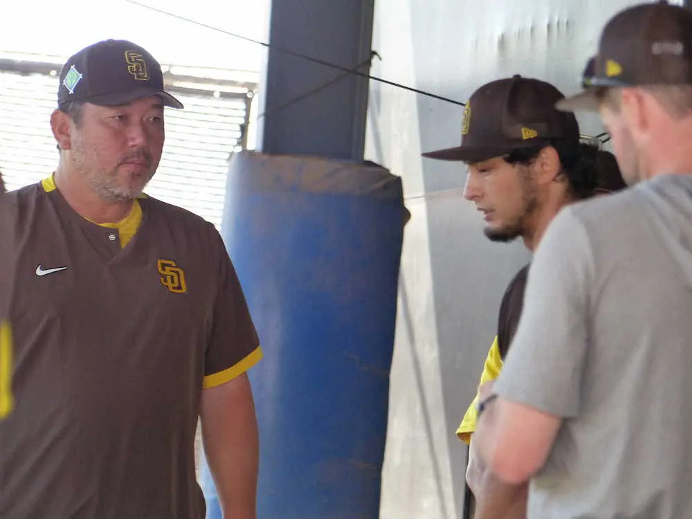 【画像・写真】パドレス・ダルビッシュ　野茂英雄氏、松坂大輔氏が見守る前でブルペン入り27球