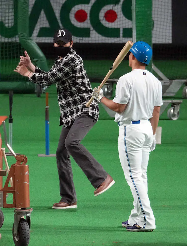 【画像・写真】日本ハム・新庄監督　私服姿で早出特打を行う選手を指導「新しい王ちゃんで行ってみよう」