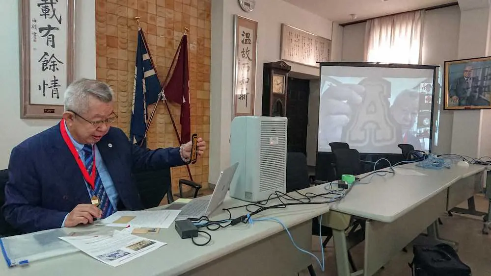 父親の遺品 バンクーバー朝日軍のワッペンを見せながらスピーチするテッド Y フルモトさん スポニチ Sponichi Annex 野球