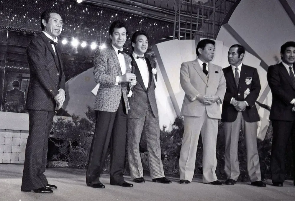 86年、北島三郎の「芸能生活25周年記念パーティー」　に祝福に訪れた（右から）山本浩二、衣笠祥雄、江夏 豊、落合博満（当時）