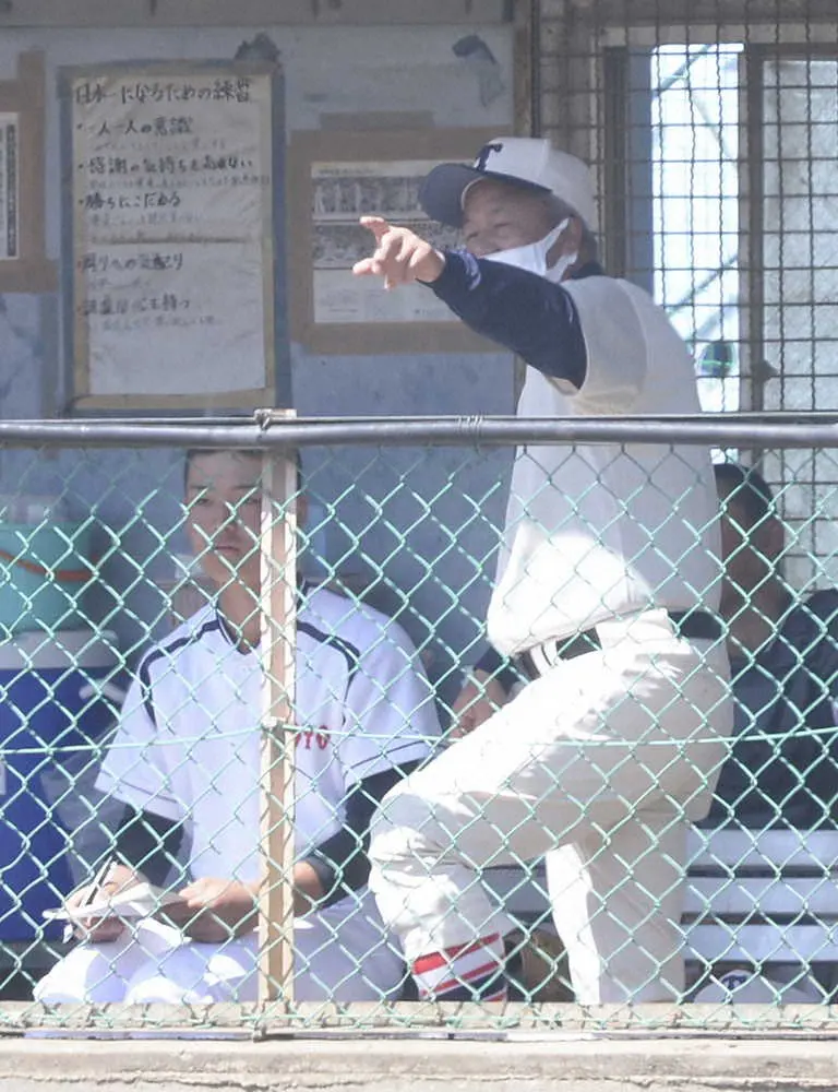 【画像・写真】東洋大姫路・岡田龍生監督“初陣星”初の対外試合「あと2、3カ月でどこまで伸ばせるか」