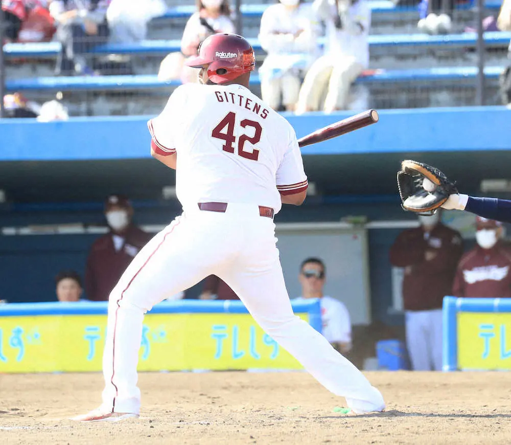 【画像・写真】楽天の新外国人・ギッテンスがデビュー戦で負傷退場のアクシデント　スイング時に右手首痛め「抹消します」