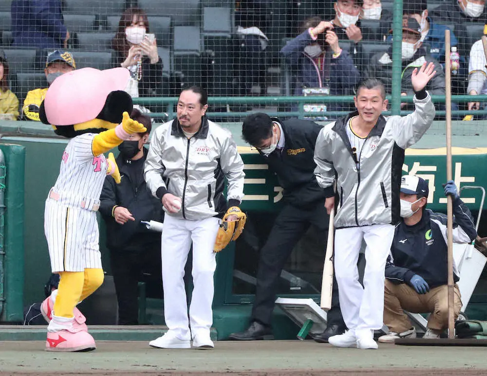 【画像・写真】笑い飯、甲子園でファーストピッチングセレモニー　西田「やっぱり緊張」