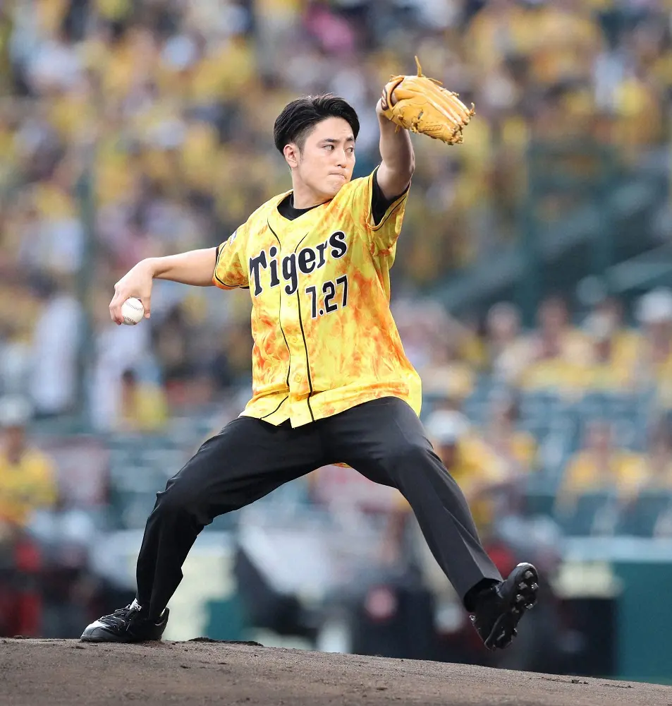 虎のユニホームがうなる！19年、始球式で芸能人最速の139キロを記録する俳優の間宮祥太朗