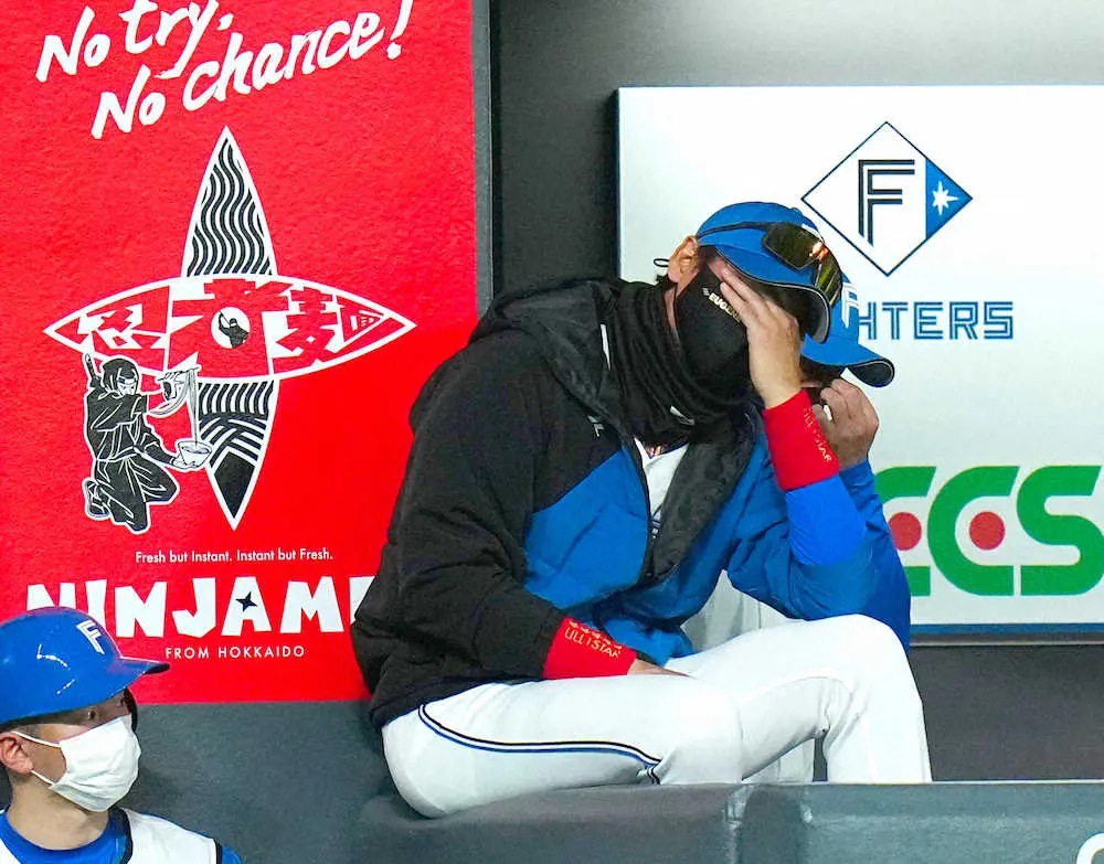 【画像・写真】清宮振ってよ…日本ハム・新庄監督がっくり　7回代打で登場も「打て」で見逃し