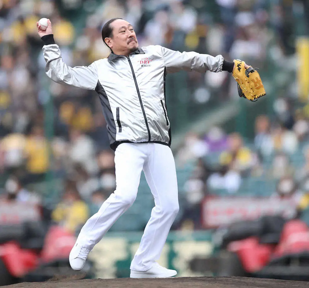 【画像・写真】「笑い飯」西田“変則投球”で哲夫を空振り三振！甲子園のファーストピッチングセレモニ－