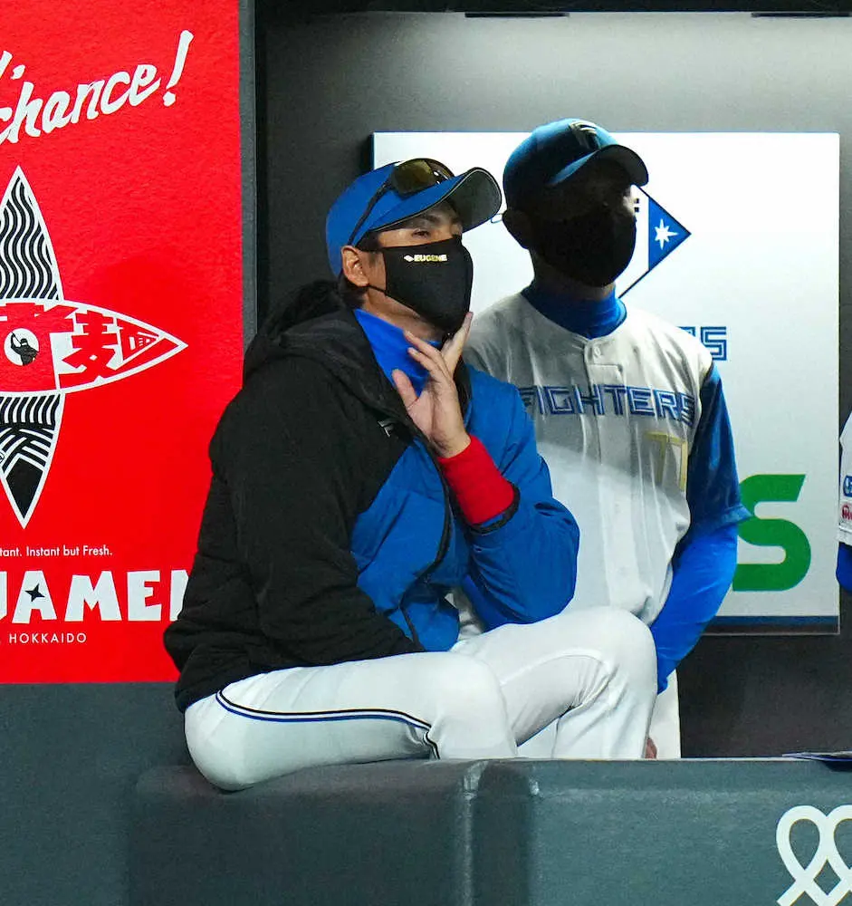 【画像・写真】日本ハム新庄監督、初サヨナラ勝ちも「選手に聞いてあげて」　北山の初勝利球を自ら回収して手渡す