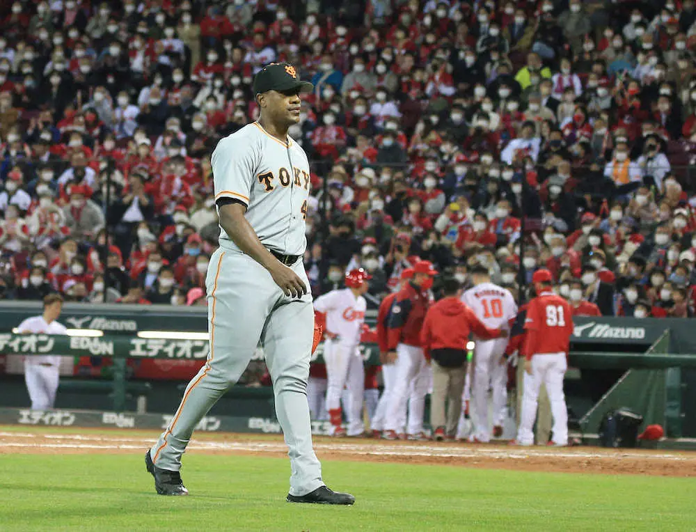 【画像・写真】巨人　元守護神ビエイラ、わずか3球で危険球退場　今季両リーグ1号　4試合連続失点で防御率22・50