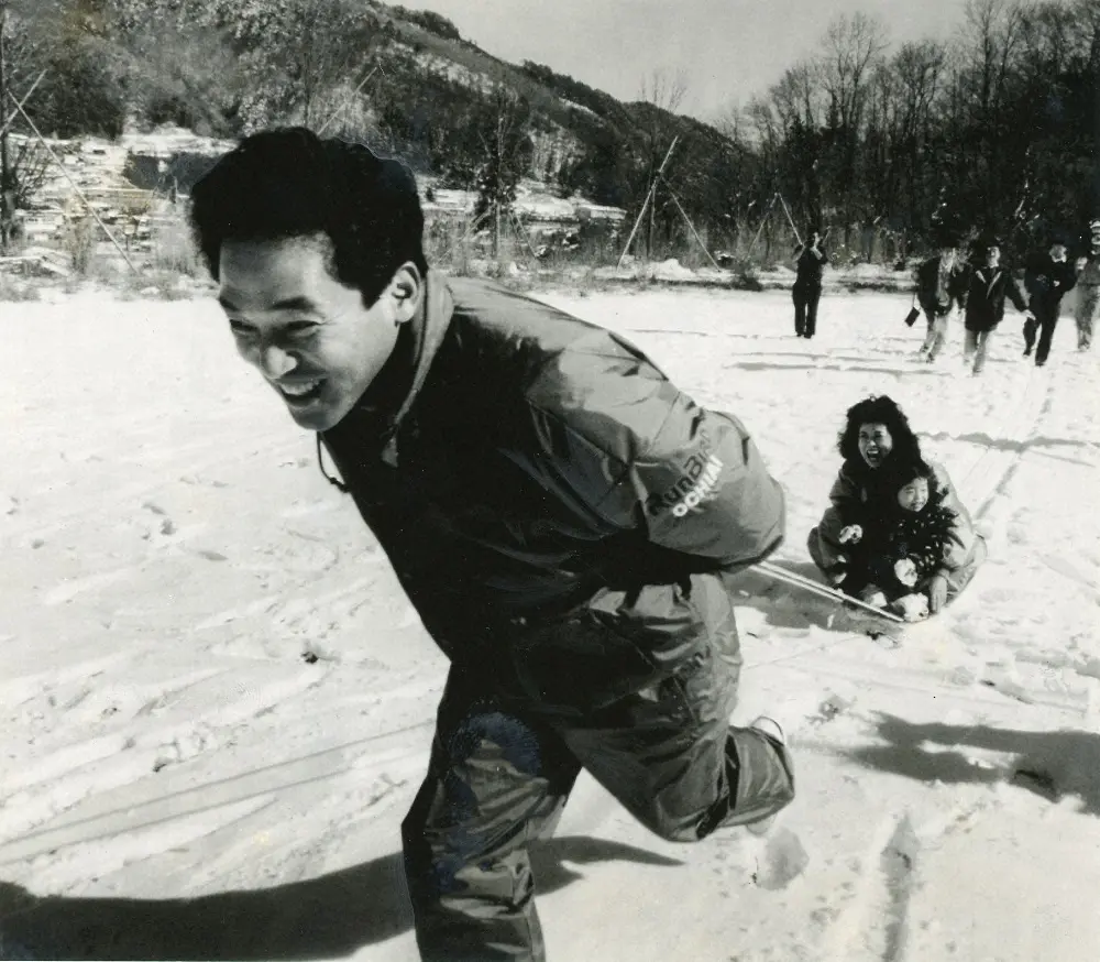 懐かしの一枚。1990年、信子夫人、福嗣君をソリに乗せ雪の上を走る落合博満氏