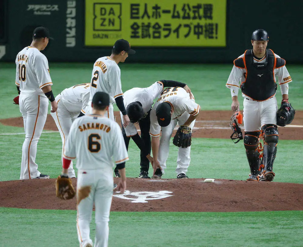 【画像・写真】巨人・菅野　骨には異常見つからず　「右足部外側」に打球当たり5回途中4失点で肩を借り緊急降板