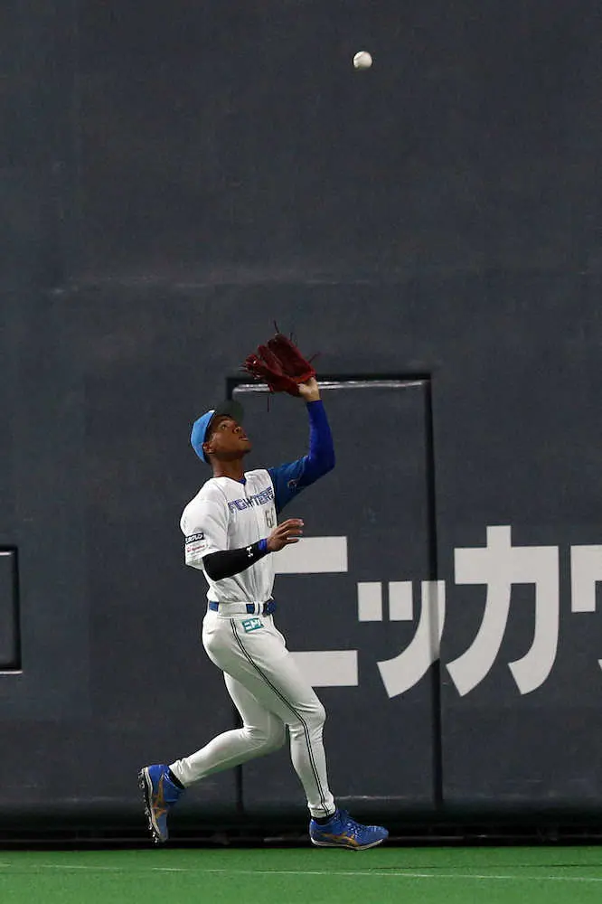 【画像・写真】日本ハム・新庄監督「あのファウルは捕ったらいかん」、右翼手の万波に苦言