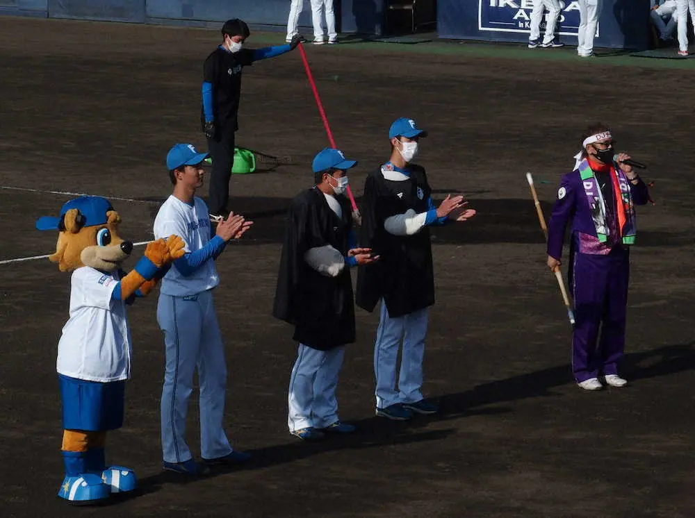 試合後に並んでヒーローインタビューを受ける日本ハムの（左から）達、畔柳、福島