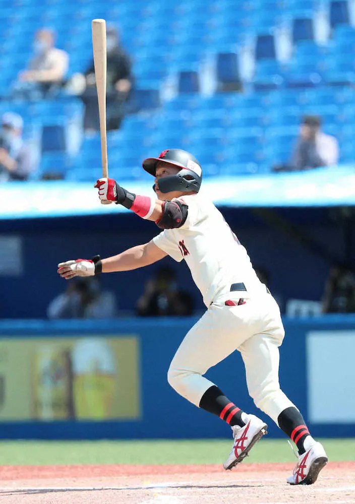 ＜東都大学野球　日大・駒大＞9回、サヨナラ3ランを放つ日大・中尾勇（撮影・木村　揚輔）