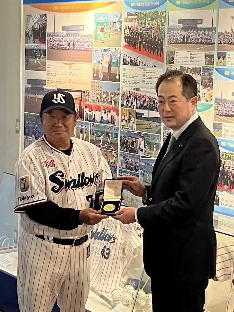 高知高3年春の甲子園で優勝時のメダルを愛媛県松山市に寄贈したヤクルト・杉村繁打撃コーチ。右は野志克仁市長