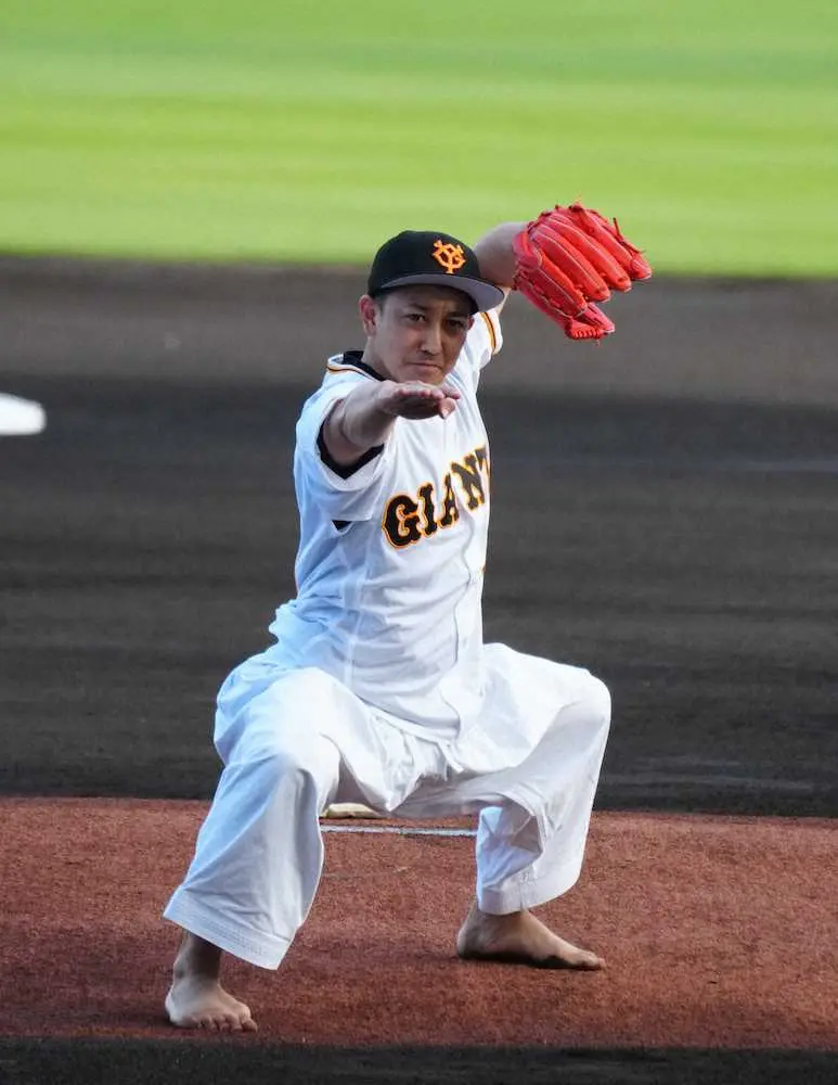 【画像・写真】空手金メダリスト・喜友名諒　地元・沖縄開催巨人戦で始球式、マウンド上で形を披露