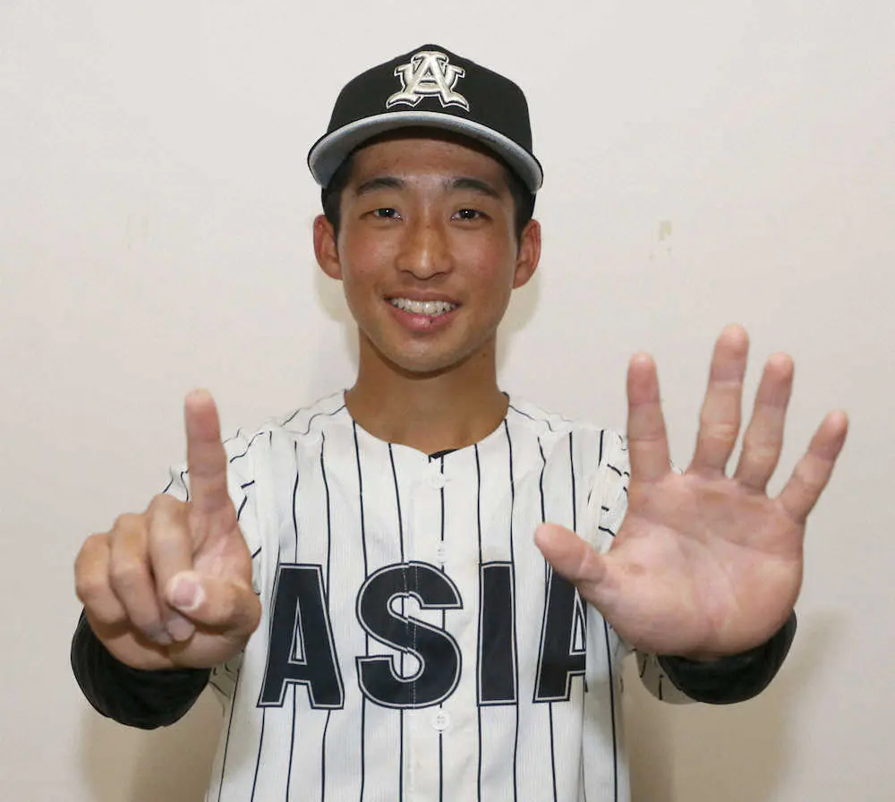 ＜国学院大・亜大＞リーグタイ記録の1試合6盗塁を決めた亜大・田中幹は両手で「6」をつくる（撮影・西海健太郎）　