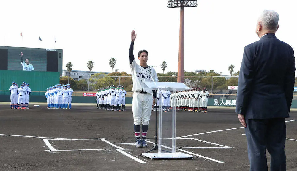 【画像・写真】選手宣誓を行った大分出身の國學院大・古江空知（撮影・中村　達也）