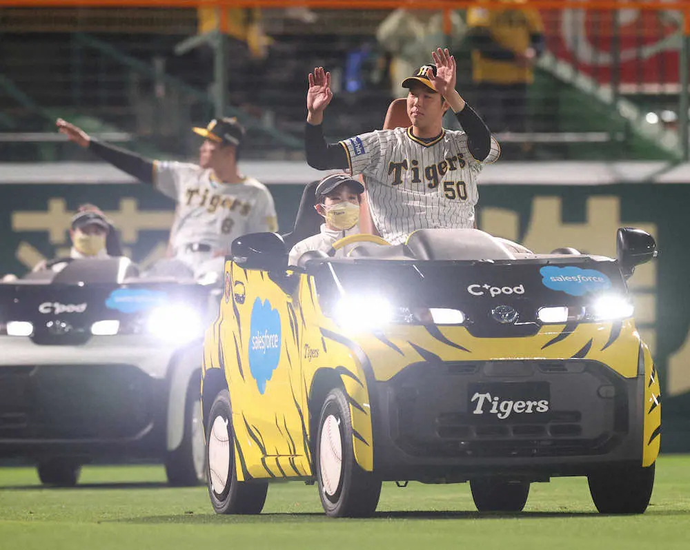 【画像・写真】阪神、歓喜のお立ち台！　佐藤輝「めちゃめちゃうれしい」青柳「すみません、遅くなりましたー」