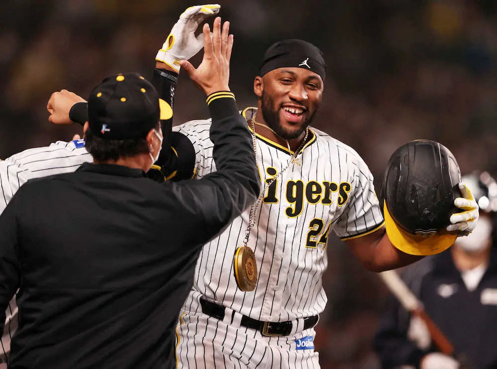 【画像・写真】打率・222の悩める阪神助っ人・ロハスが貴重な2ラン　代打生活で学んだ「1球で仕留めることに集中」