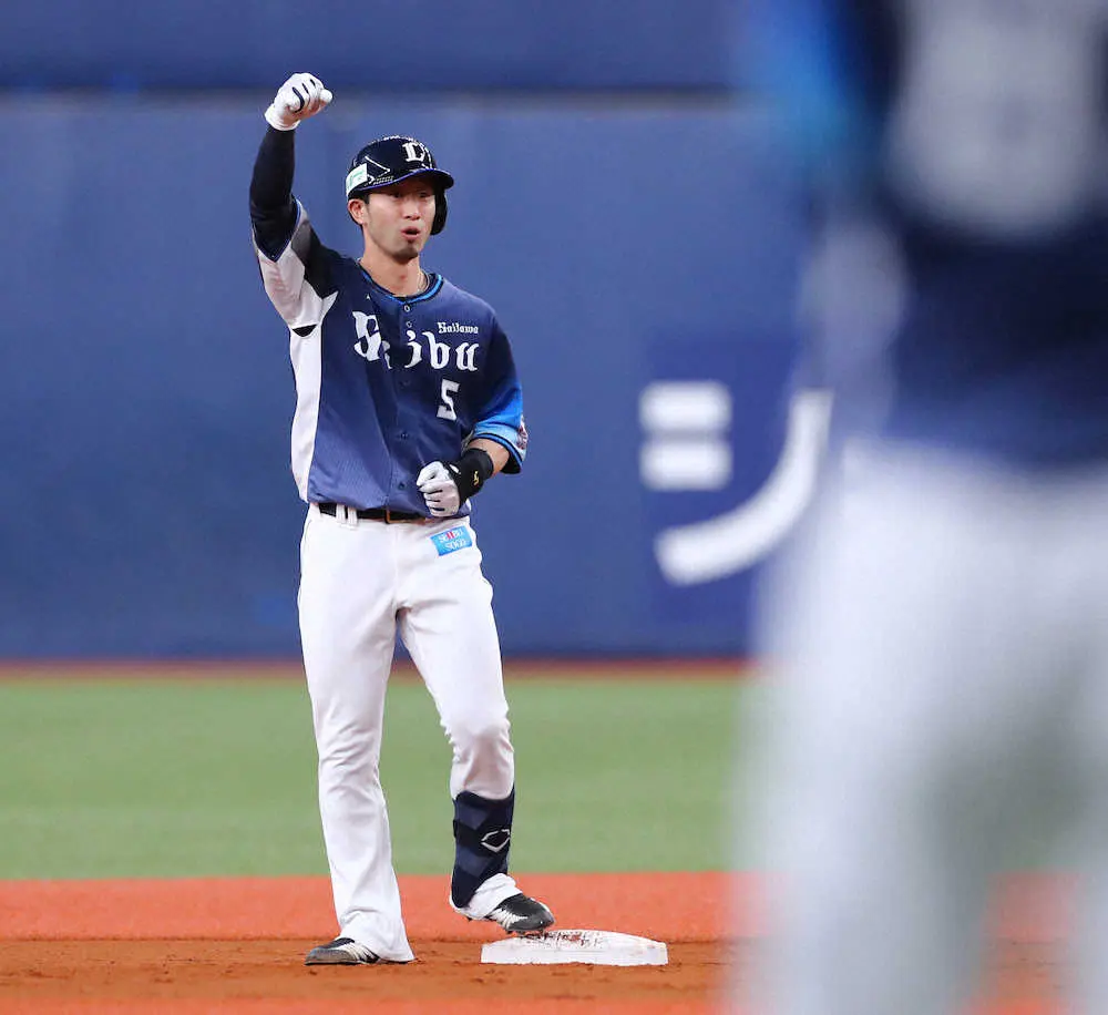 【画像・写真】西武・辻監督「外崎6番起用」的中！二塁打2本でダメ押し点　2連勝で4位浮上