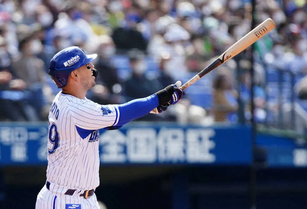 【画像・写真】DeNA　佐野三塁へのガラ空き安打からのソト2ランで先制