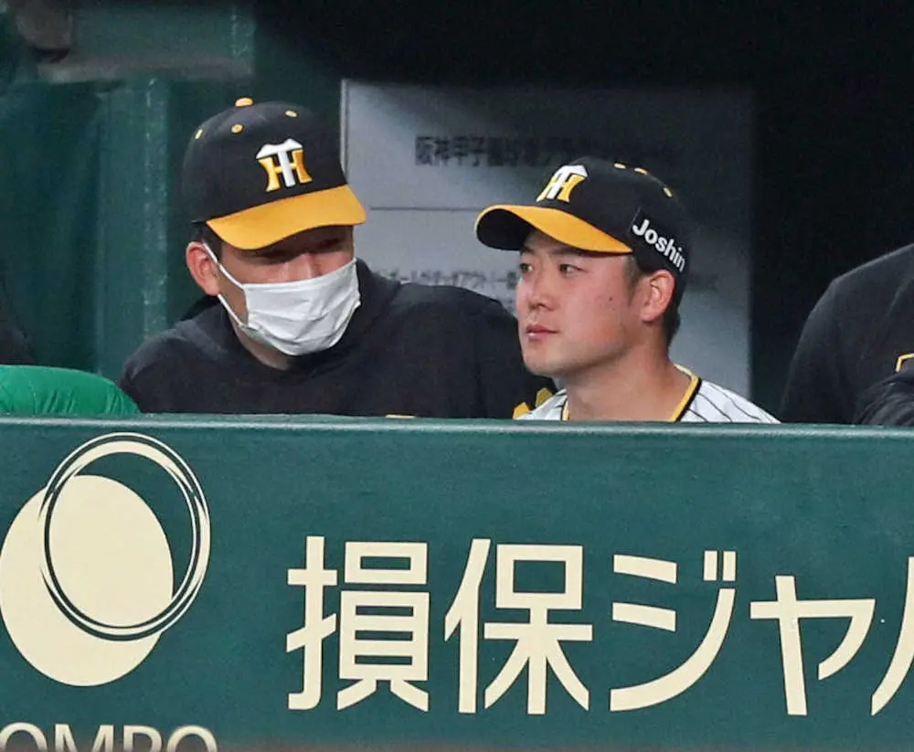 【画像・写真】6日のDeNA戦、降板した斎藤（右）に声をかける岩崎
