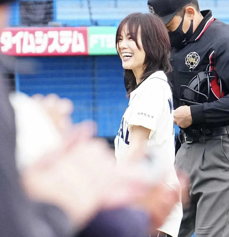 【画像・写真】東都大学野球　国学院大に在籍の相川七瀬が始球式「緊張しました」