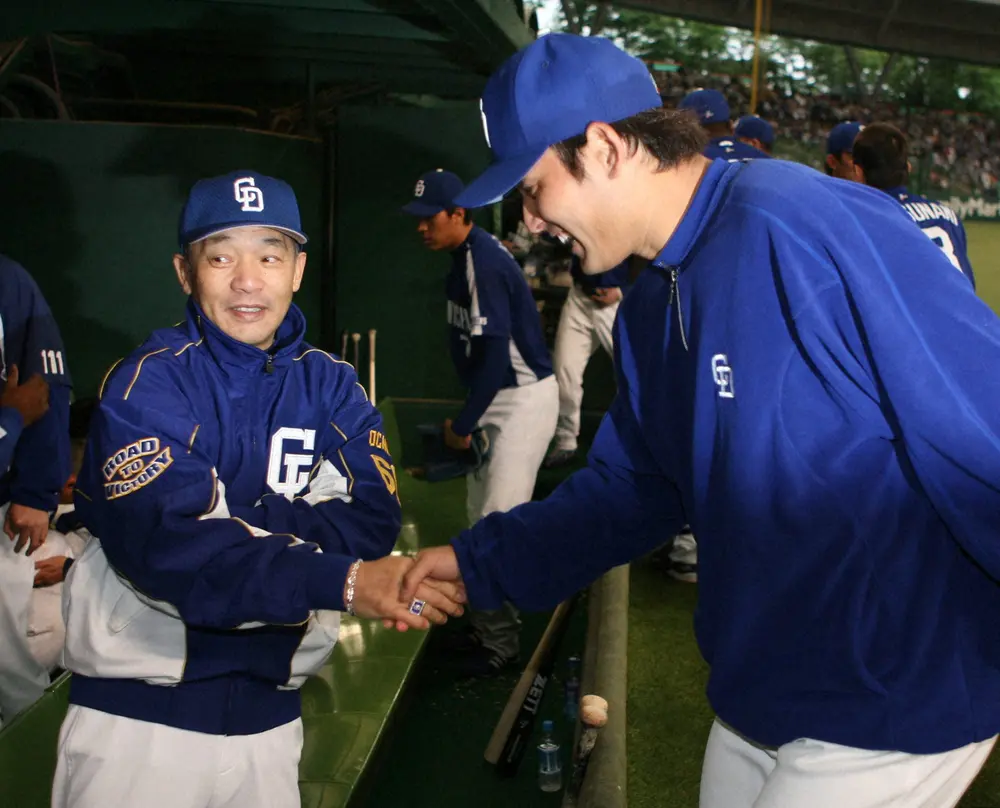 【画像・写真】2008年交流戦・西武戦で、7回3失点で勝利投手となり、落合監督（左）と笑顔で握手する中日先発・川上。