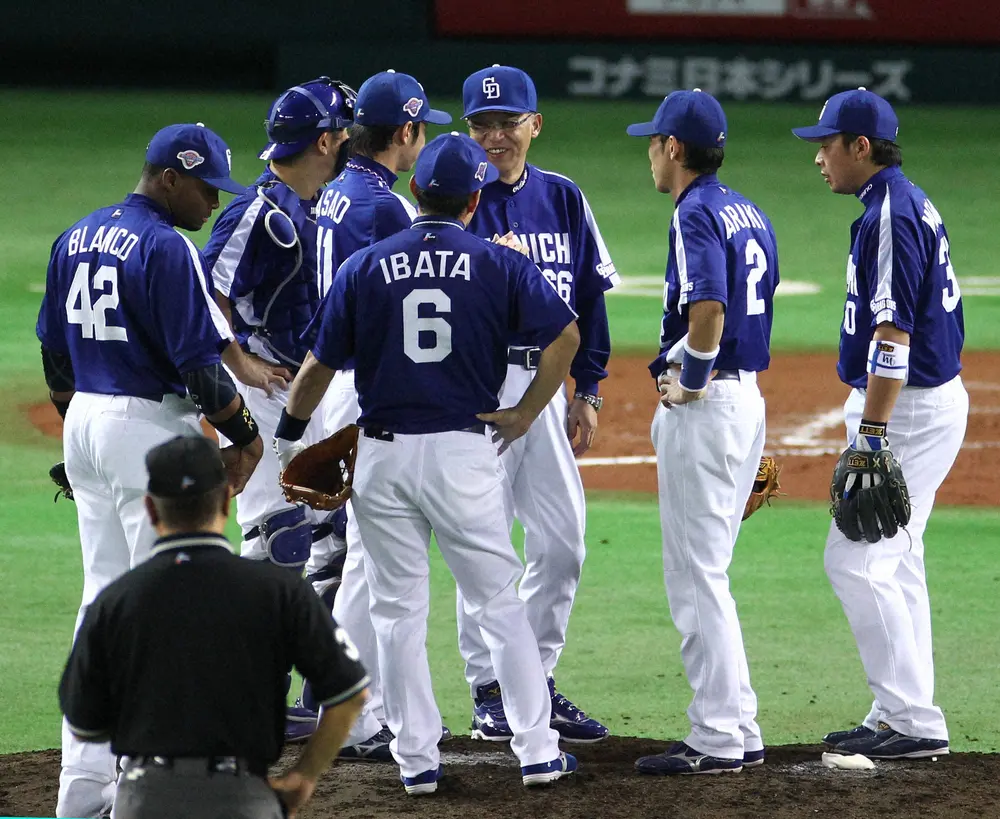 11年 ソフトバンクとの日本シリーズ第7戦でマウンドの浅尾 左から３人目 に笑顔で話しかける落合監督 中央 スポニチ Sponichi Annex 野球