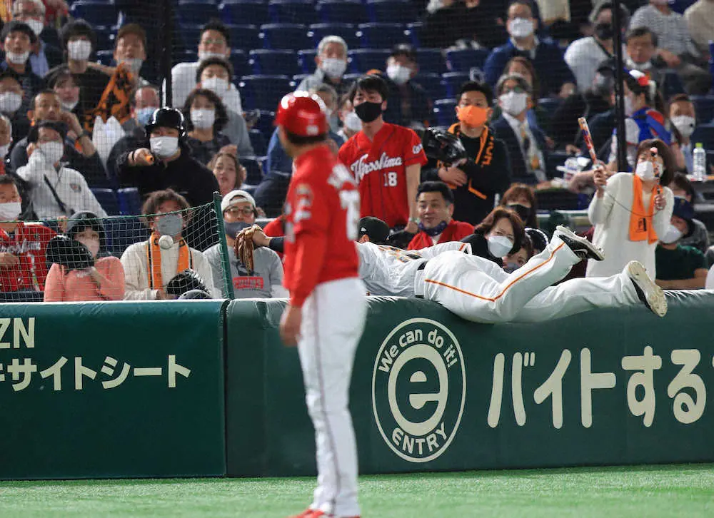 【画像・写真】巨人・岡本和　体調不良から復帰後初の一発は左中間スタンド中段への特大弾　セ界2冠にも“復帰”