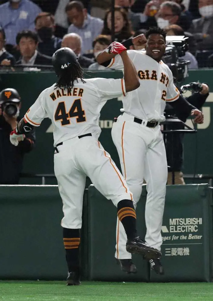 【画像・写真】巨人ウォーカーが逆転2ラン！ドレッドヘア揺らして大喜び　笑顔の原監督も“ハートポーズ”でお出迎え