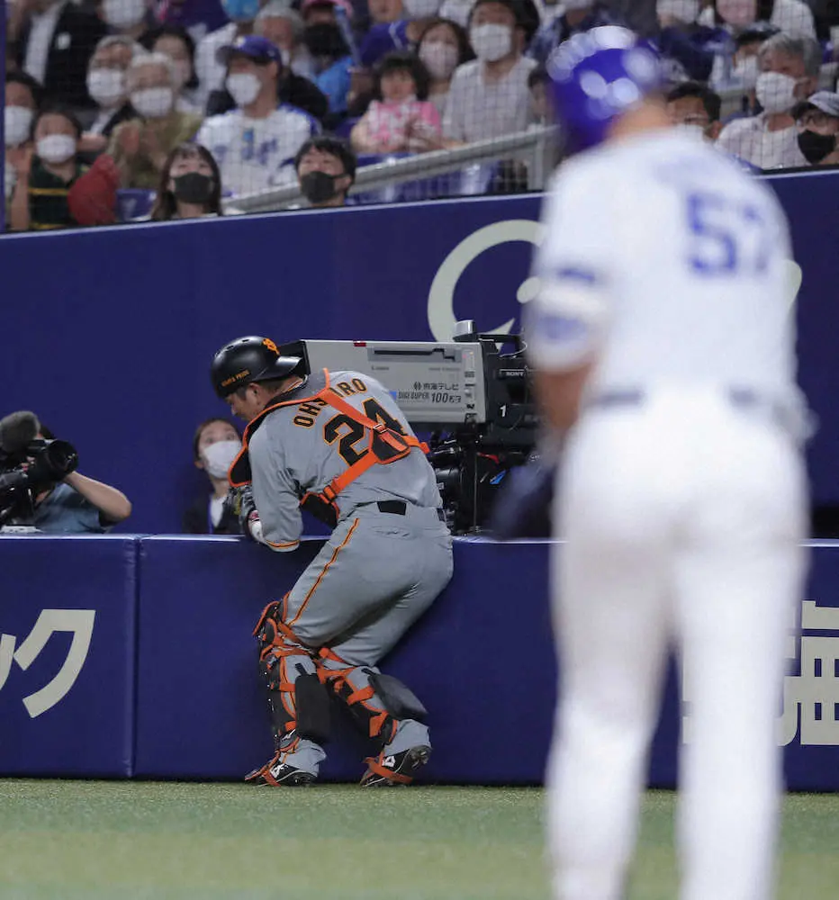 【画像・写真】巨人ベンチひやり　大城が邪飛を追ってテレビカメラと激突　ベンチ裏で治療を受ける
