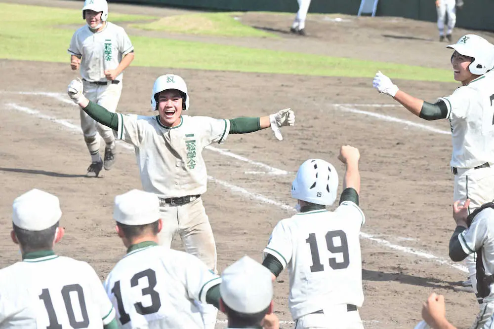 【画像・写真】二松学舎大付　サヨナラ勝ちで6年ぶり関東切符、4番・岩崎が劇打