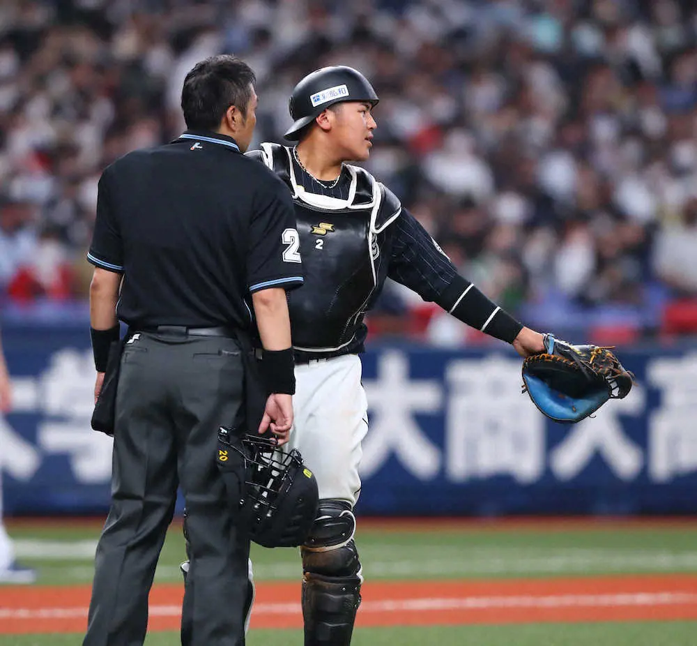 【画像・写真】＜オ・ロ＞2回2死一塁、白井球審をなだめる松川（右）（撮影・後藤　大輝）