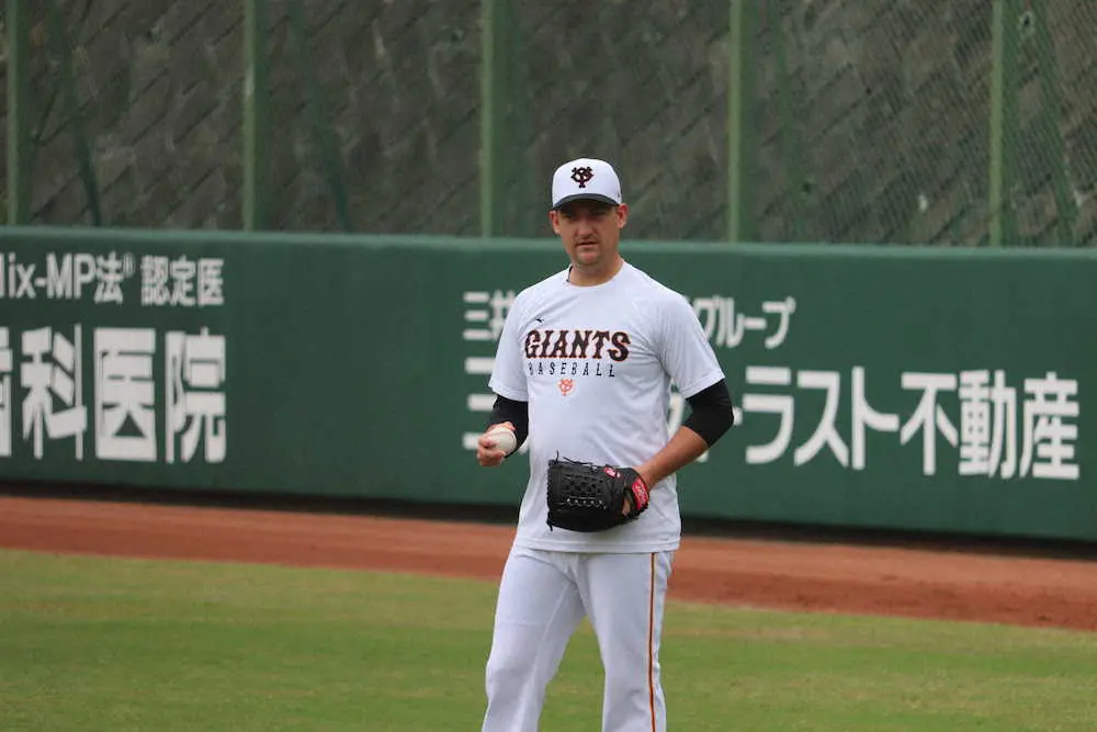 【画像・写真】巨人新外国人アンドリース　ジャイアンツ球場で笑顔で練習　桑田コーチと会話も