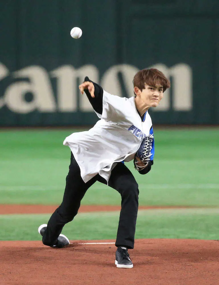 【画像・写真】日本ハム―オリックス戦にINIがスペシャルゲストとして登場　ビッグボスと記念撮影「びっくりしました」