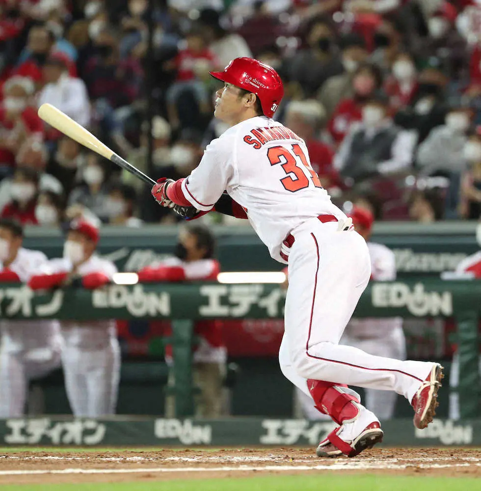 ＜広・ヤ＞4回無死一塁、坂倉は右中間に先制の2点本塁打を放つ　（撮影・奥　調）