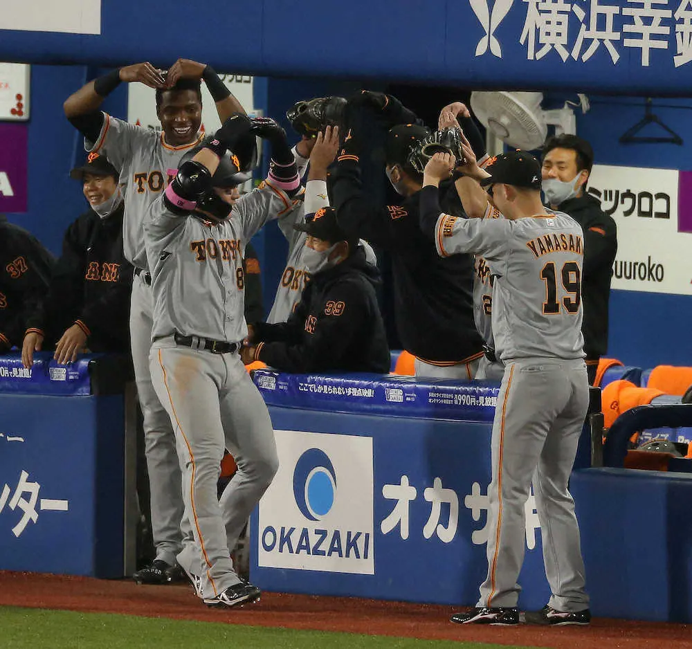 【画像・写真】巨人、両リーグ一番乗り20勝！　山崎伊6回零封で今季6人目のプロ初勝利　岡本和＆丸が祝砲