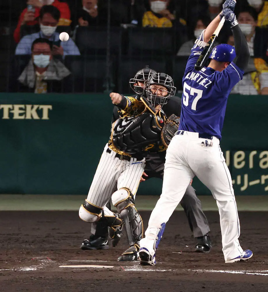 【画像・写真】阪神・坂本　8回に強肩発動で二盗阻止！勝利打点マークで攻守に存在感