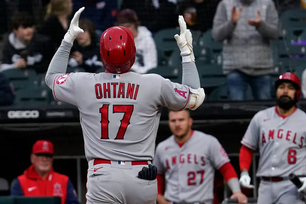 【画像・写真】大谷翔平　「4番・DH」復帰　いきなり4号ソロ！11戦47打席ぶり、復調兆し中越え　笑顔で空見上げる