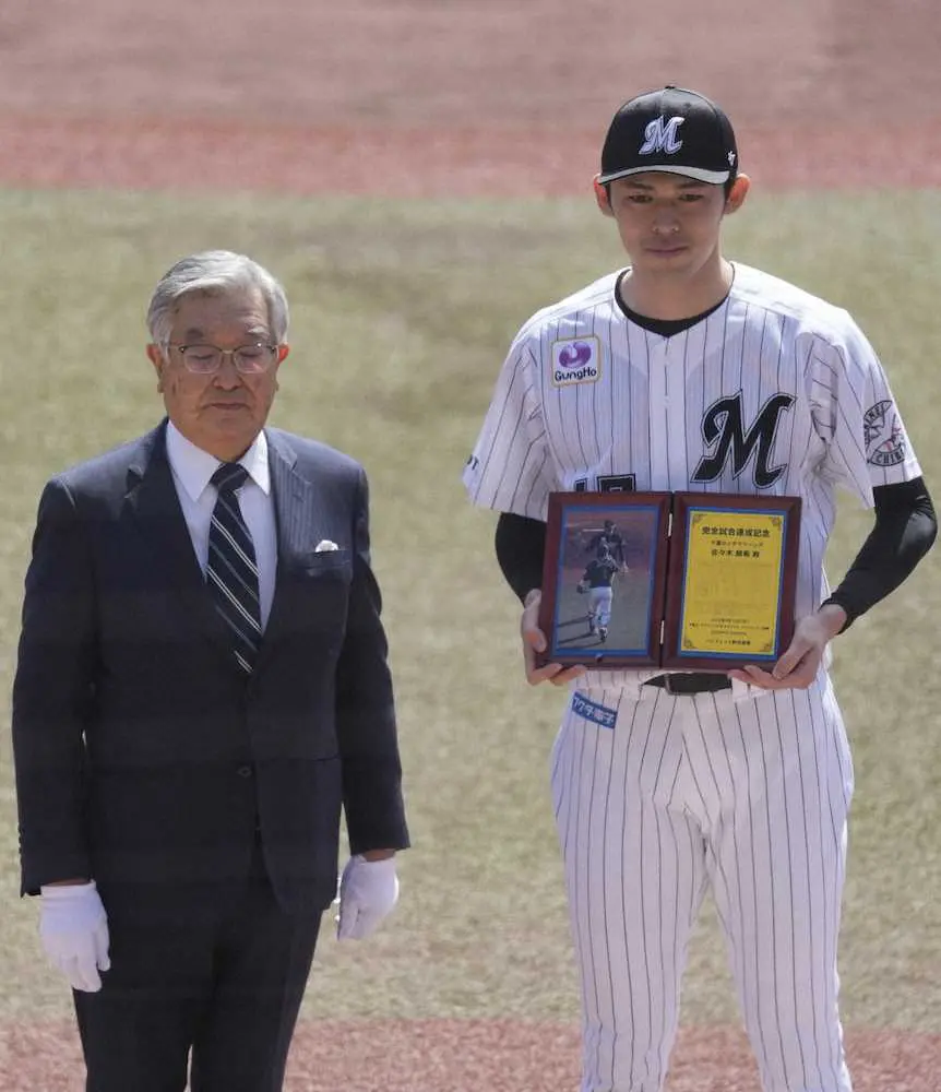 【画像・写真】朗希の完全試合を祝し、斉藤コミッショナーから記念盾