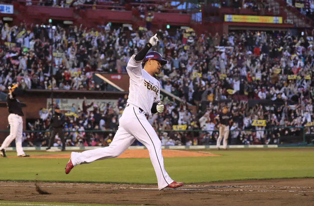 【画像・写真】楽天サヨナラ劇勝で3年ぶり満員御礼に応えた　起死回生弾の西川とサヨナラ打浅村が絶妙掛け合い