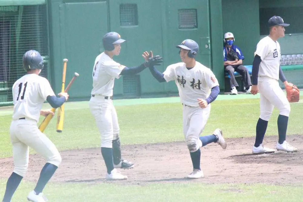 【画像・写真】神村学園　打線爆発で10季ぶり4度目V　3安打の富崎「九州ナンバーワンを通過点に」